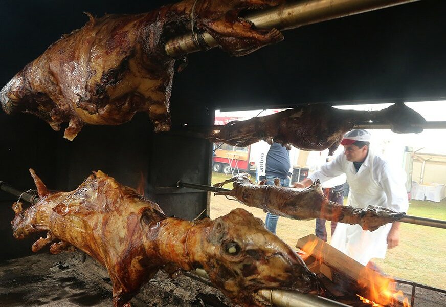 Za njih nema krize: Ovoliko košta kilogram janjećeg pečenja u Jablanici