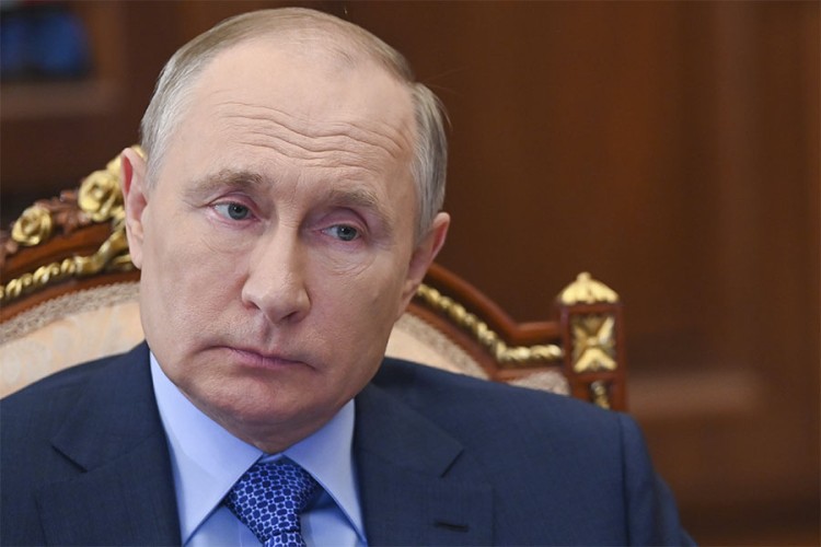 Putin se zakasljao na sjednici: Nemam kovid, sve je u redu