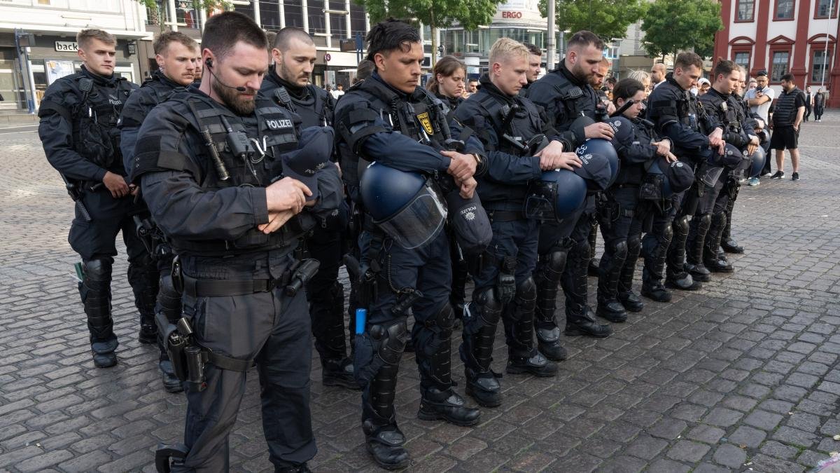 Preminuo policajac povrijeđen u napadu nožem u Njemačkoj, napadač još nije ispitan