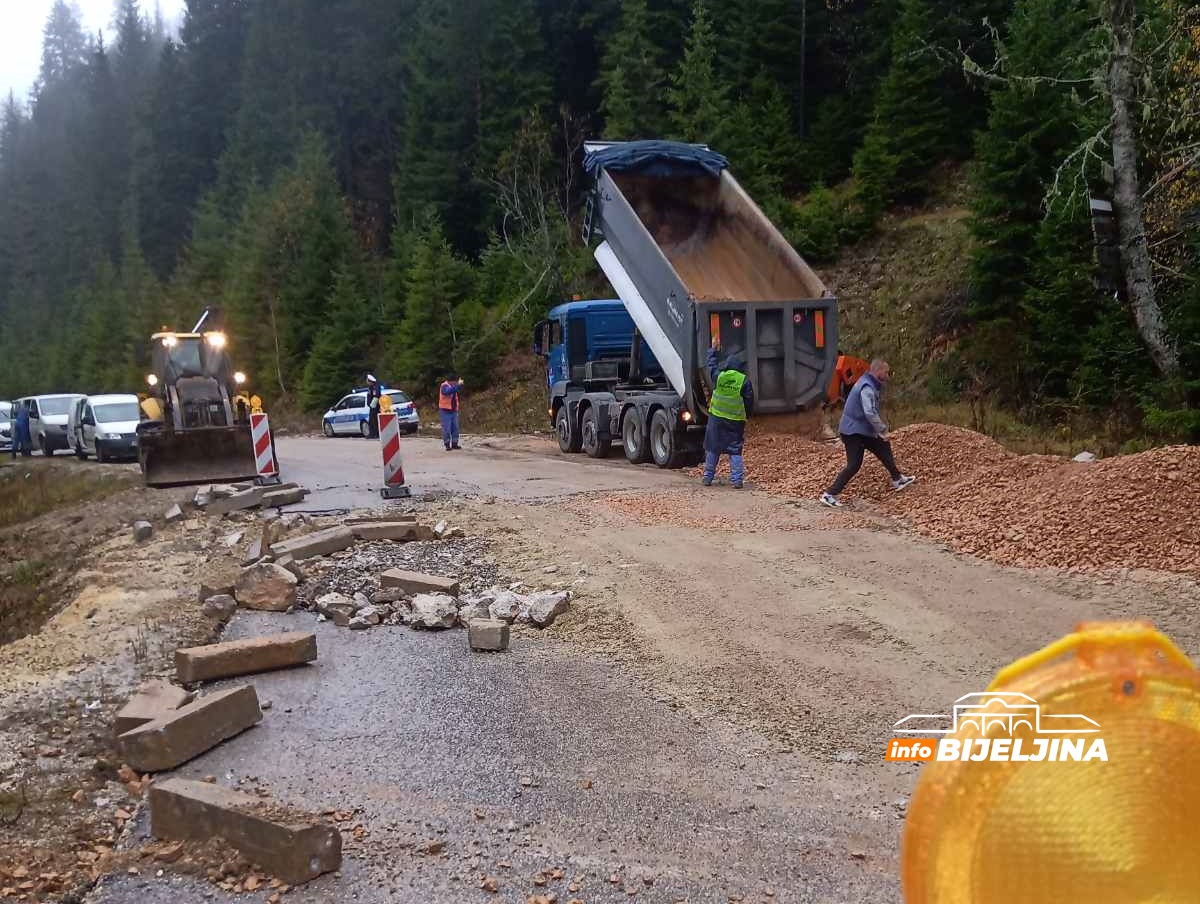 EKIPA PORTALA CAFE.BA NA LICU MJESTA: Sanacija puta Trijangla-Jahorina u toku (FOTO)