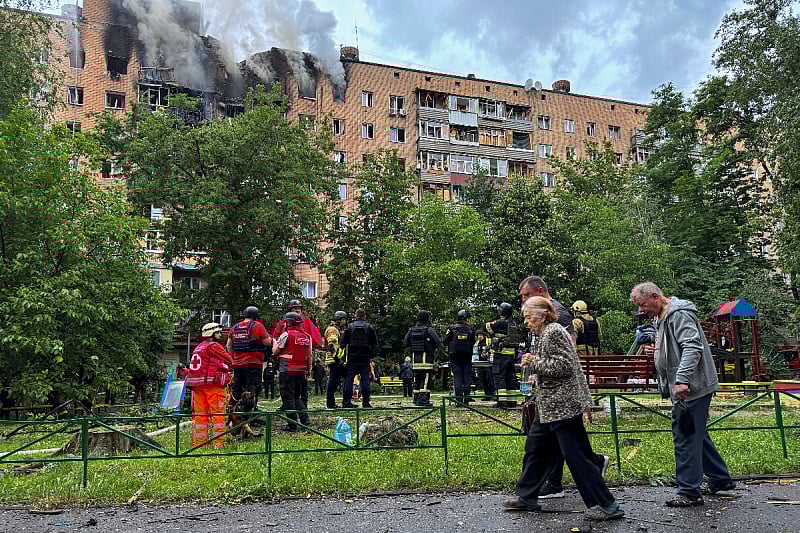 Prve fotografije iz nikad žešće napadnutog Harkova: Zgrade u plamenu, hitne službe traže preživjele