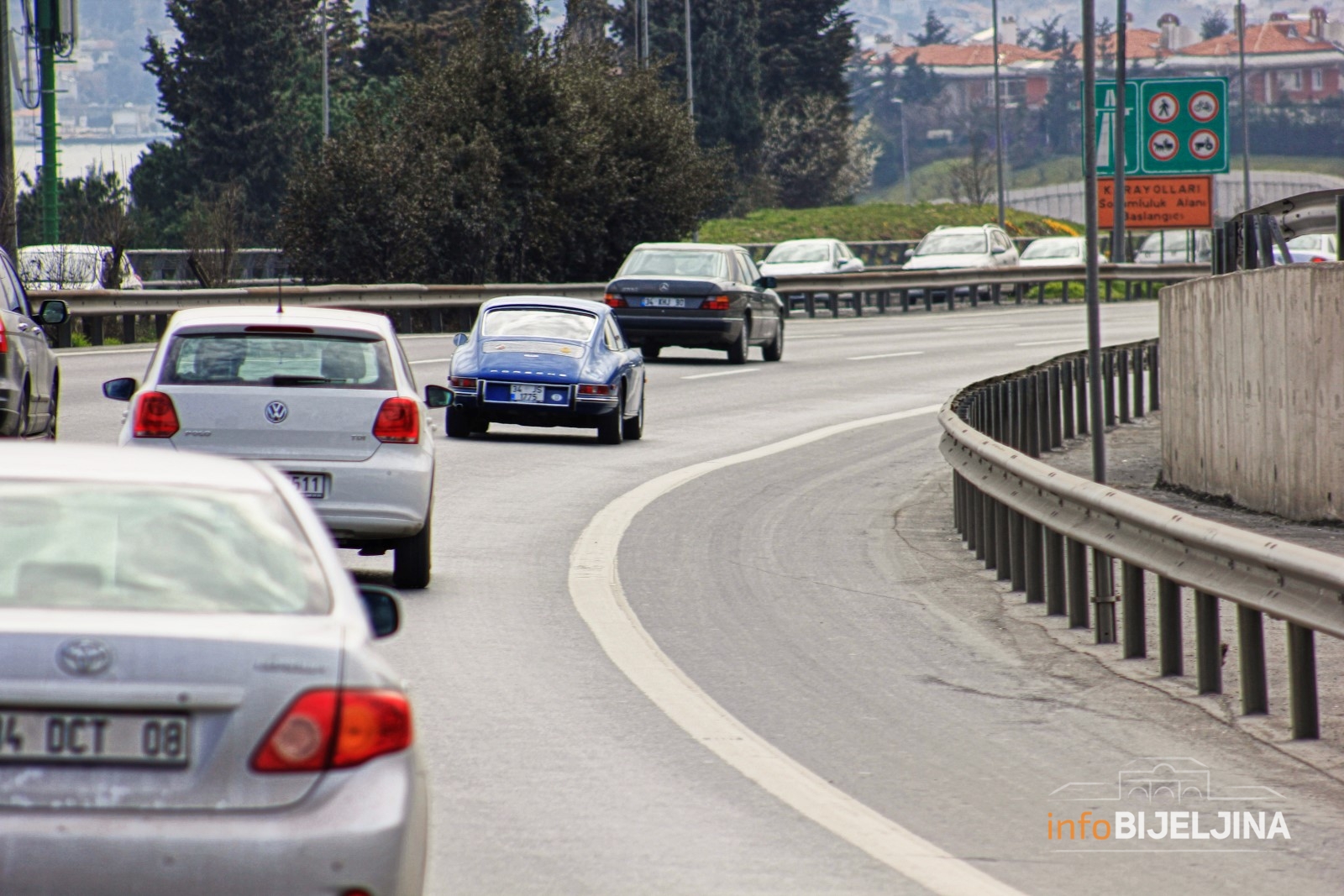 Ova naljepnica na automobilu sadrži važne informacije, a rijetko ko je i primjeti