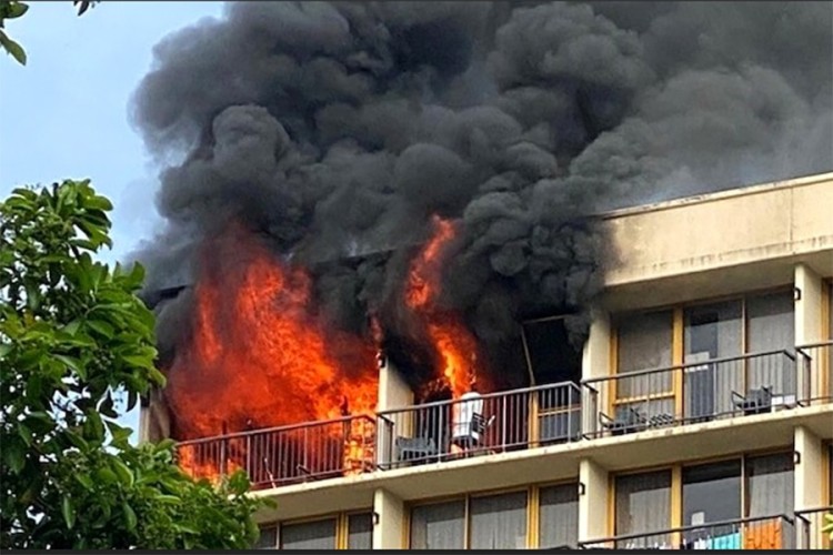 Žena zapalila kovid hotel