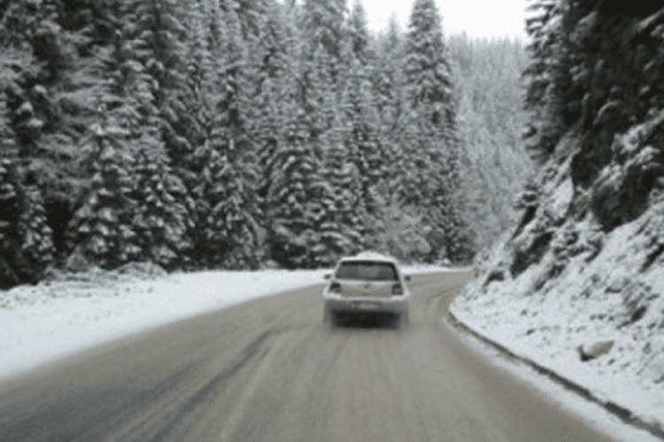 Ugažen snijeg na kolovozu, preko prevoja potrebni lanci