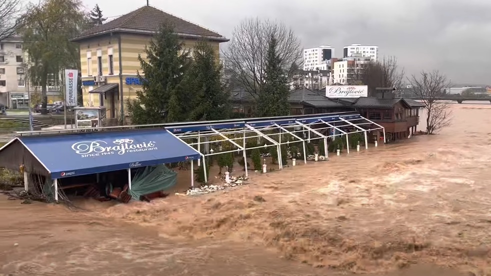 Rijeka Željeznica napravila haos na Ilidži, voda prodrla i u restoran Seje Brajlovića (VIDEO)