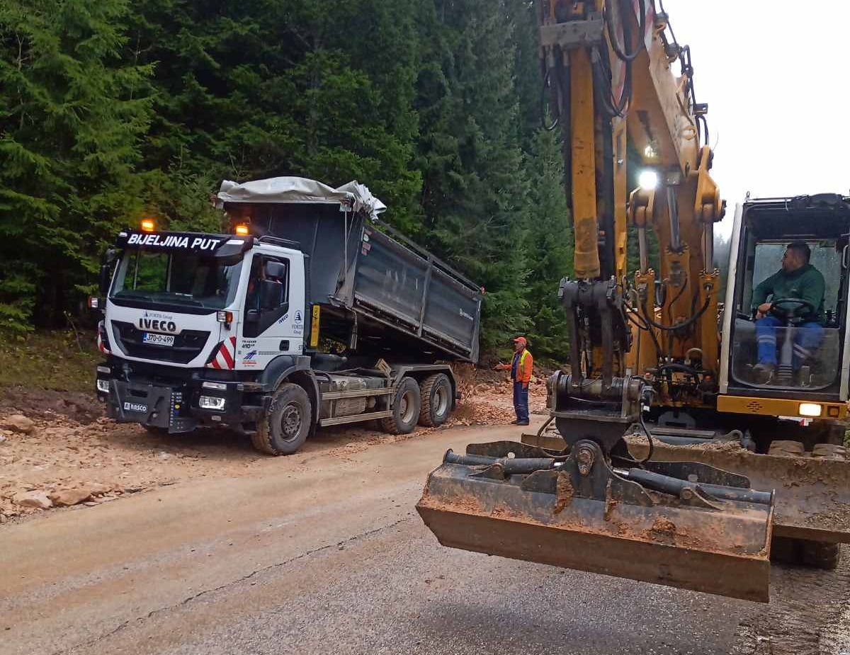 EKIPA PORTALA CAFE.BA NA LICU MJESTA: Sanacija puta Trijangla-Jahorina u toku (FOTO)