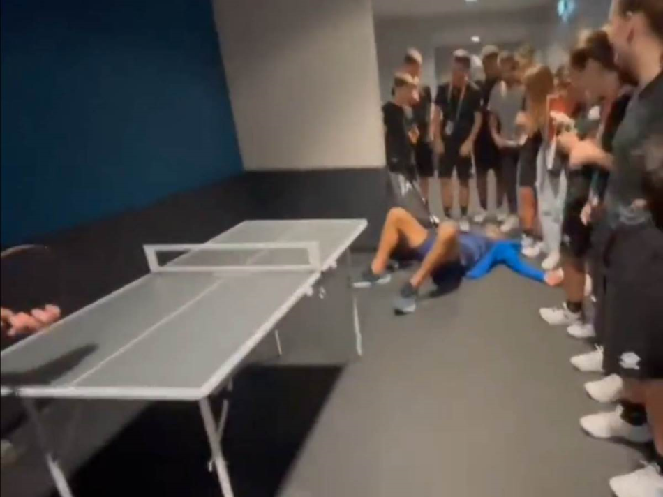 Novaka pobijedio tinejdžer - Đoković pao na pod, pa morao da čestita: Spektakularan meč na minijaturnom terenu! (VIDEO)