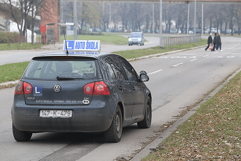 AUTOŠKOLE POČELE SA RADOM Maske, rukavice i mjerenje temperature obavezni prije polaganja