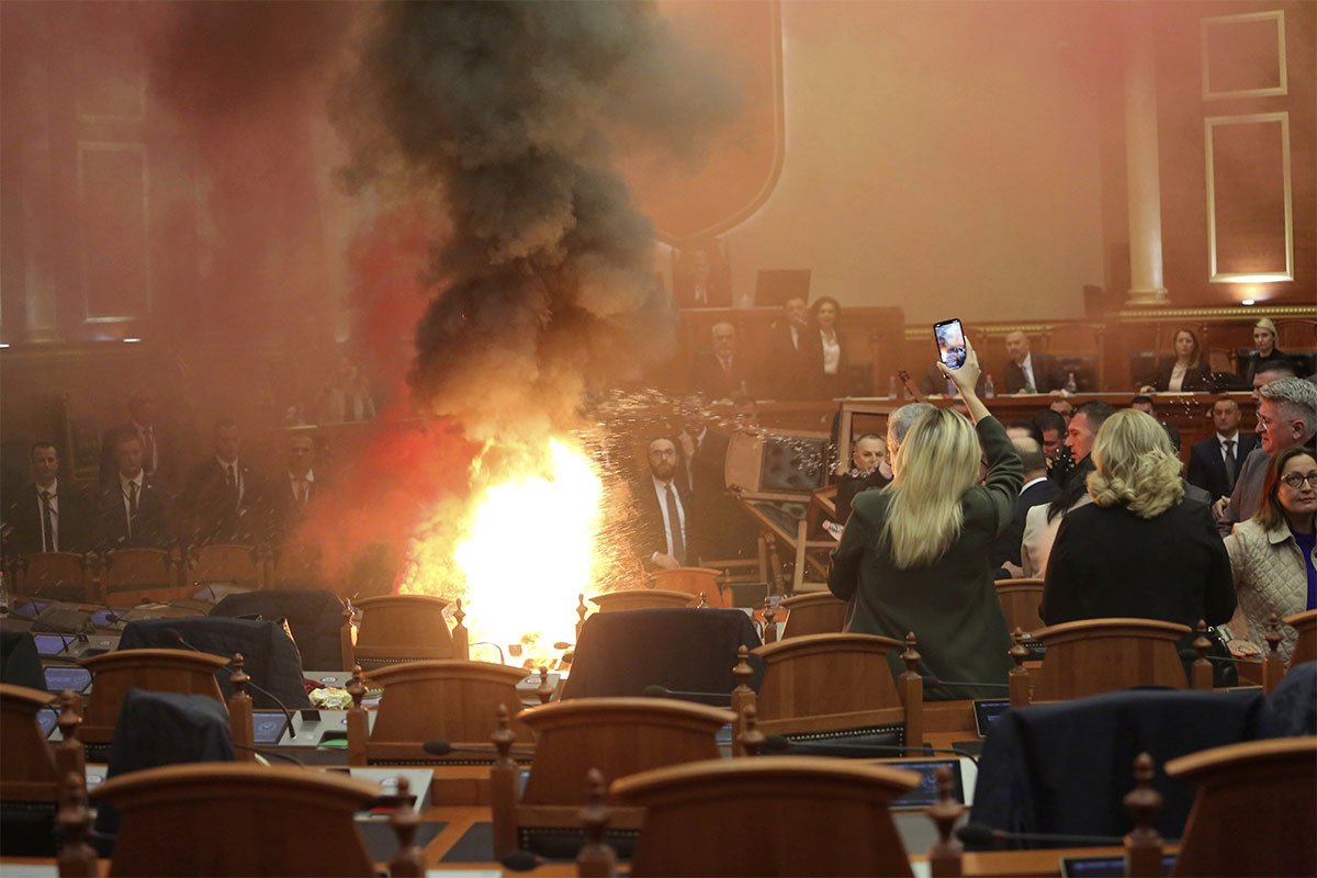 Dimne bombe i barikade u albanskom parlamentu: 