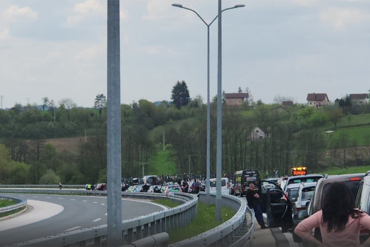 Dvojica biciklista teže povrijeđeni prilikom pada na trci Beograd – Banjaluka (FOTO)