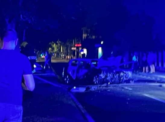 Autom se zakucao u banderu, vozač izgorio