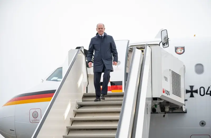 Šok za Šolca u Kini! Na aerodromu ga dočekao samo zamjenik gradonačelnika i nekoliko novinara (video)