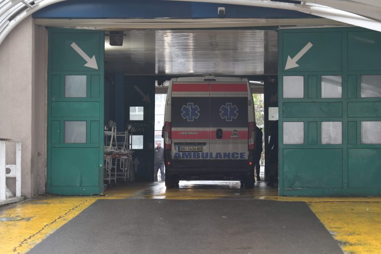 Izbodenog ga izbacili ispred Hitne pomoći