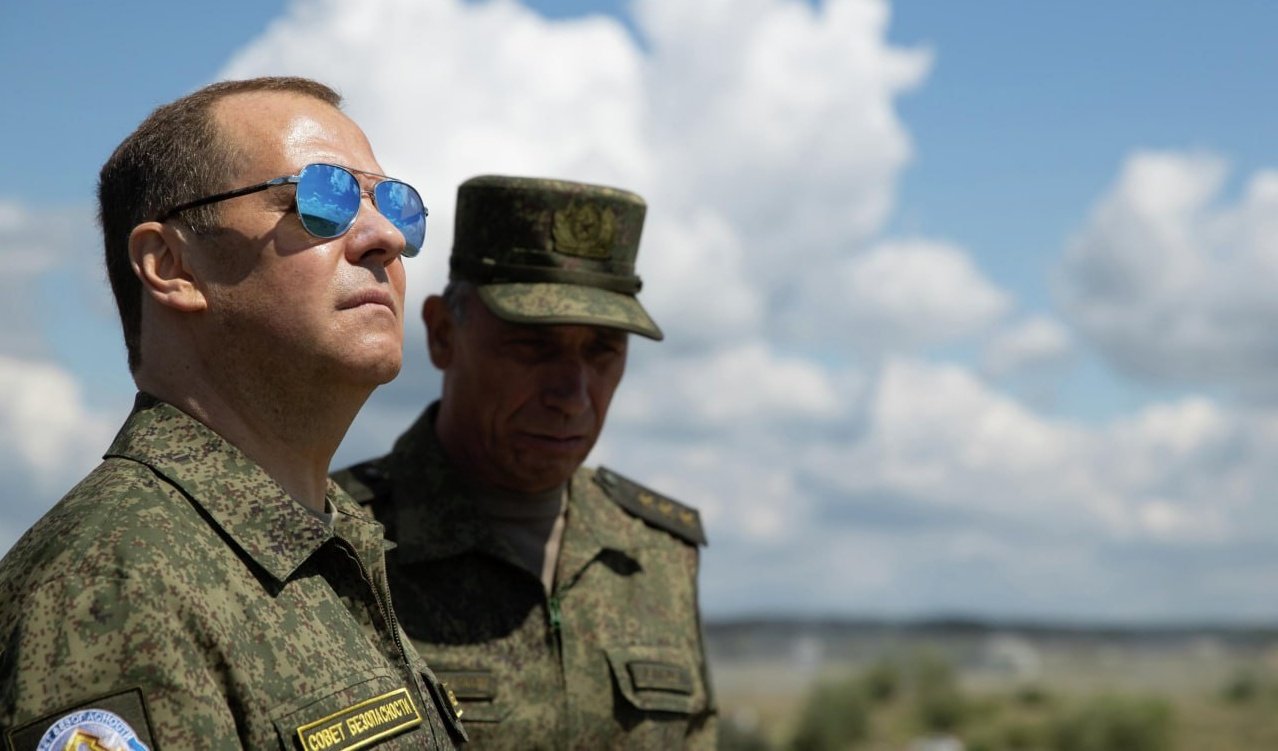 Medvedev ponovo prijeti: Učinićemo sve da dovezemo ruske tenkove na Trg Republike u Berlinu