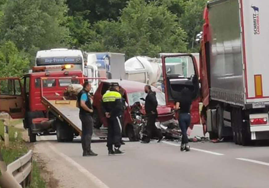 Šleper udario u automobil, pa na njih naletio još jedan kamion