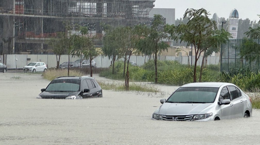 Nevjerovatni prizori iz Dubaija: Oluja paralizovala grad i potopila mnoge ulice (VIDEO)
