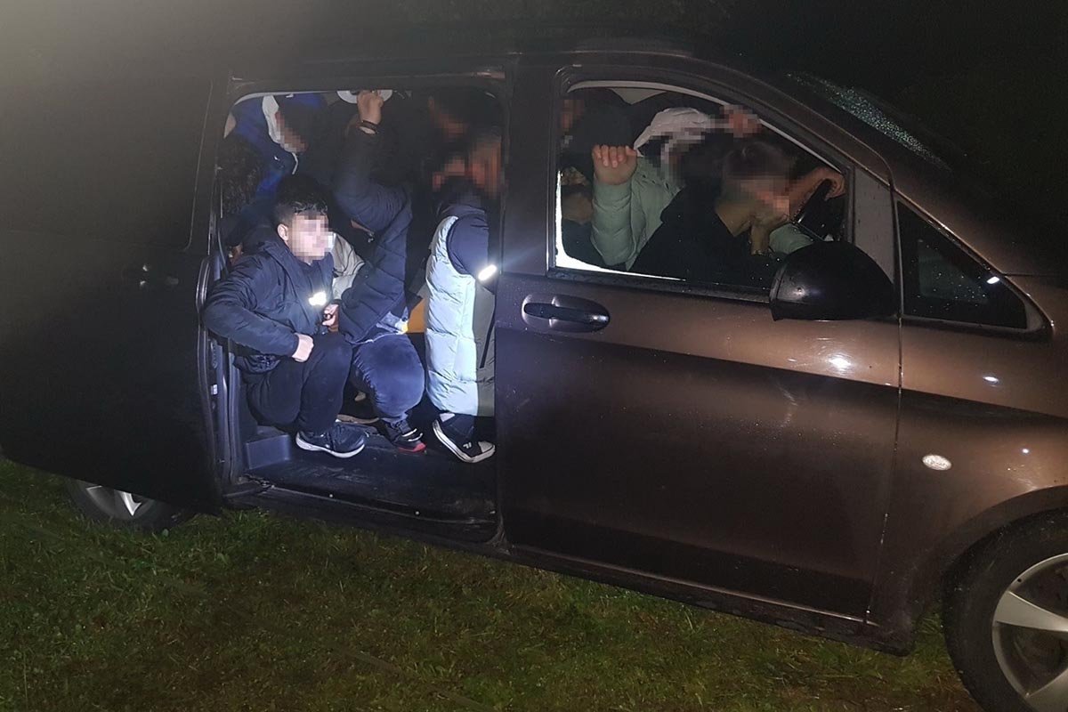 Državljanin BiH u mercedesu krijumčario 22 stranca