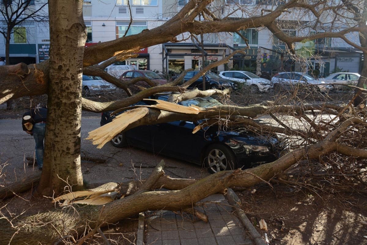 U Loznici vjetar odnio krov, oštećeni automobili