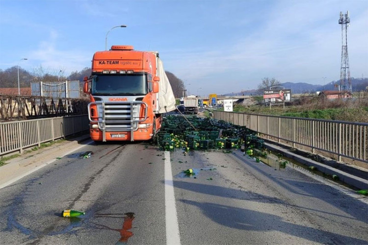 Neobična nesreća kod Tuzle: Iz šlepera ispale gajbe sa sokovima