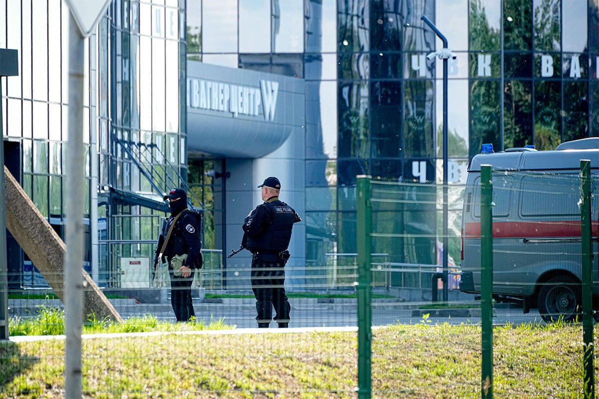 Opkoljena zgrada Vagnera u Sankt Petersburgu (VIDEO)