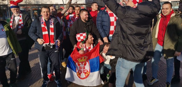 Navijači Srbije i Hrvatske zajedno: 