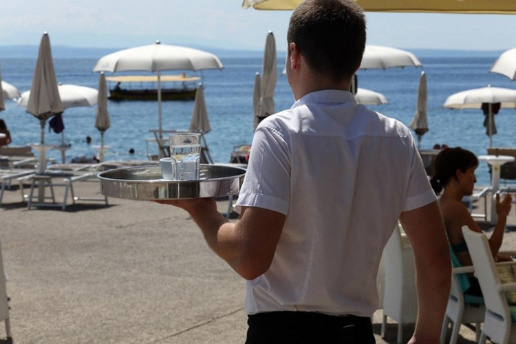 Odliv sezonaca i dalje nezaustavljiv