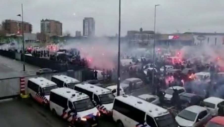 Pogledajte kako je vozač autobusa spasao fudbalere Ajaksa (VIDEO)