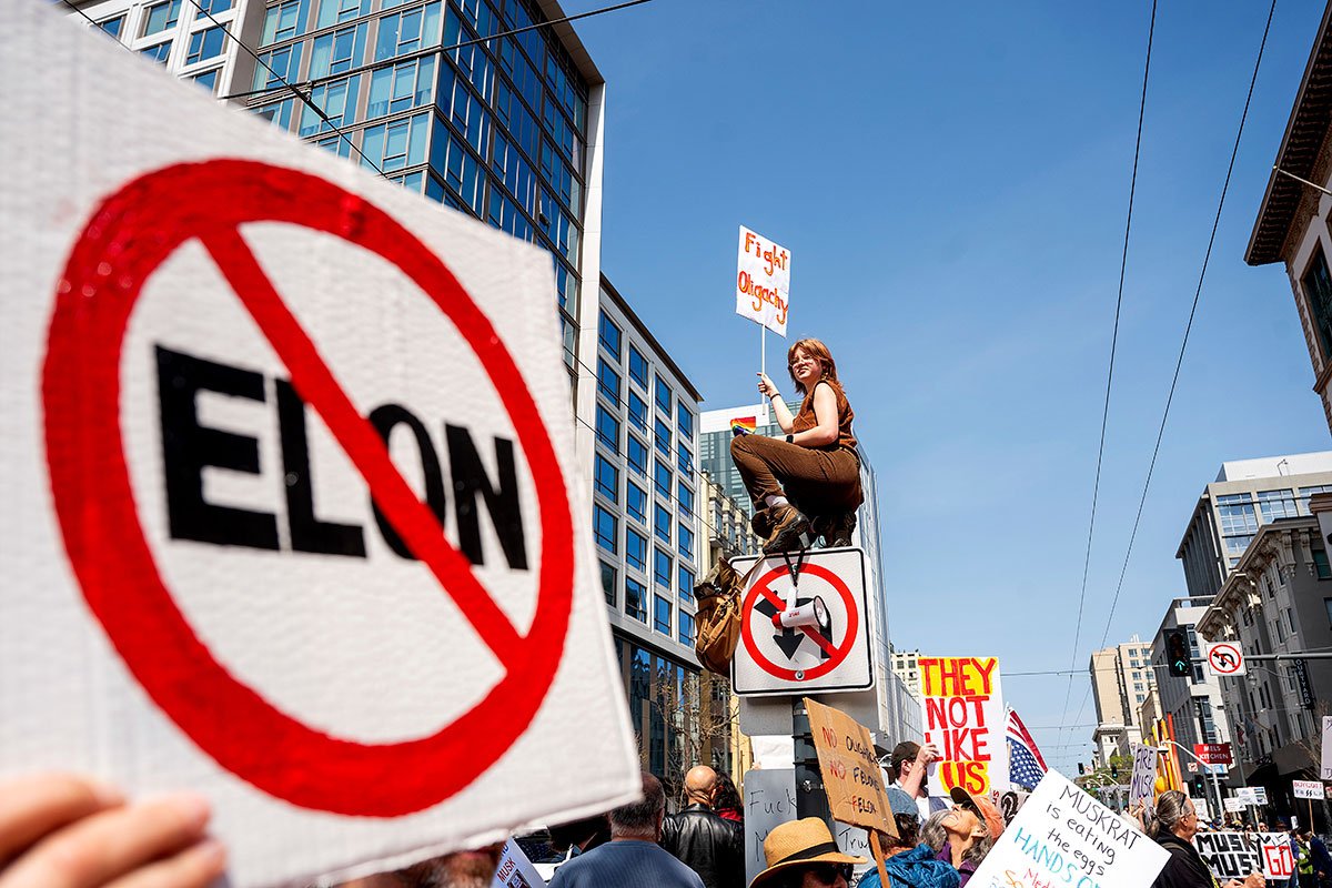 Protesti protiv Ilona Maska: Prikazali ga 
