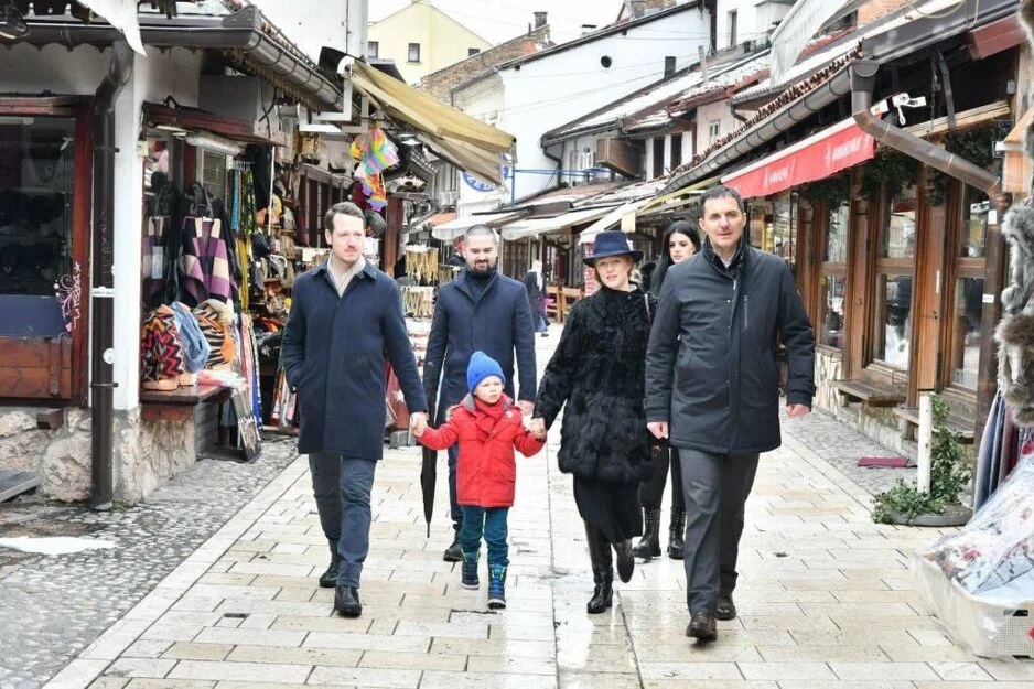 Karađorđevići prošetali Sarajevom i posjetili mitropolita Hrizostoma