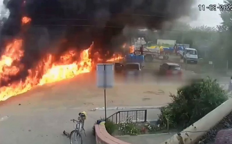 Objavljen snimak eksplozije automobila u kojem se nalazio bivši ukrajinski zvaničnik,sada ruski... /VIDEO/