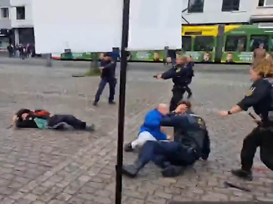 Drama u Njemačkoj: Političar i policajac izbodeni nožem, napadač upucan (UZNEMIRUJUĆI VIDEO)