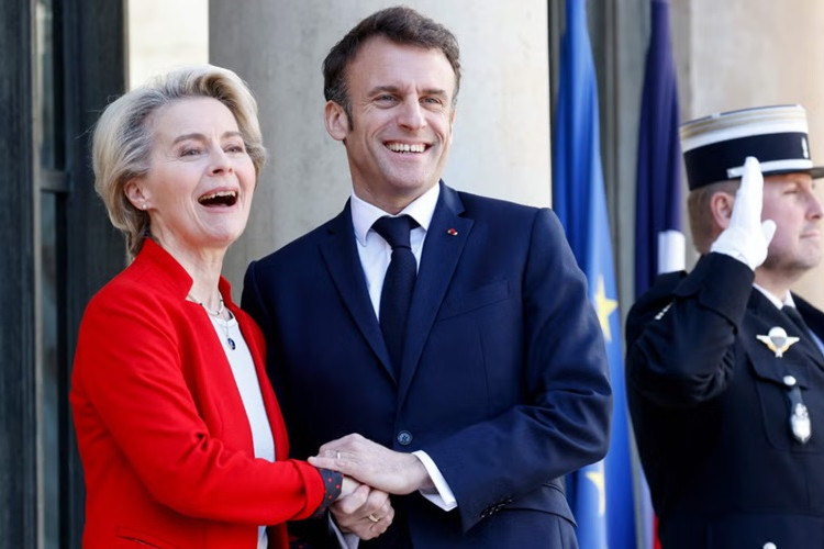 Drma se fotelja predsjednici EK: Makron ruši Ursulu fon der Lajen