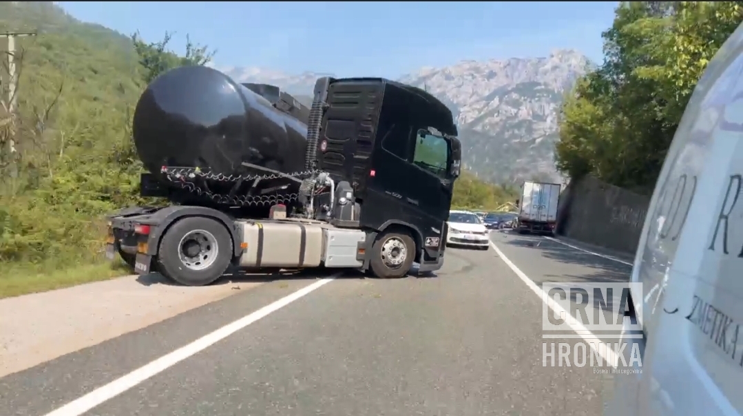 Teška nesreća na M17: Sudar kamiona, cisterne i automobila
