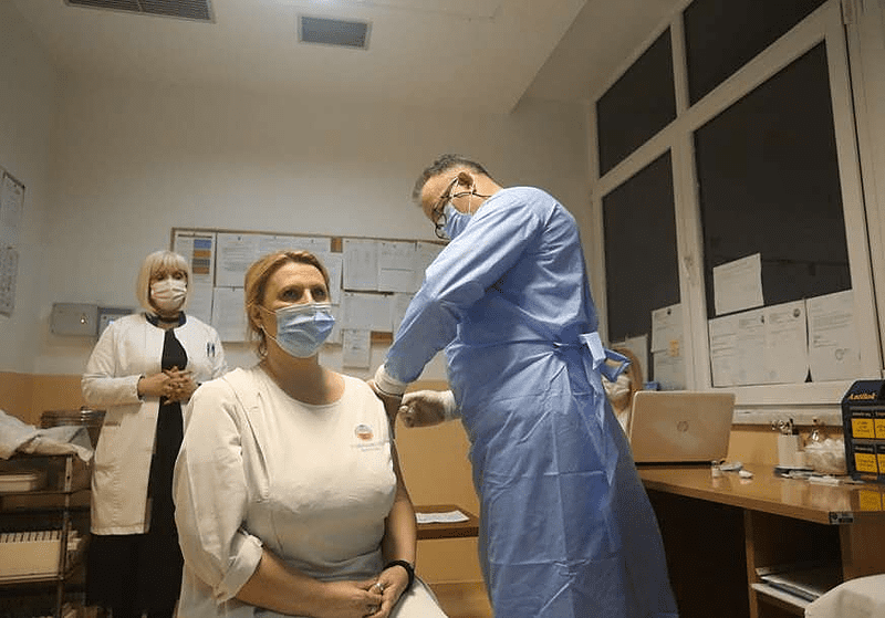 U jednoj zemlji građani biraju, u drugoj čekaju na poklonjene: Zašto su BiH i Srbija nebo i zemlja po pitanju vakcina