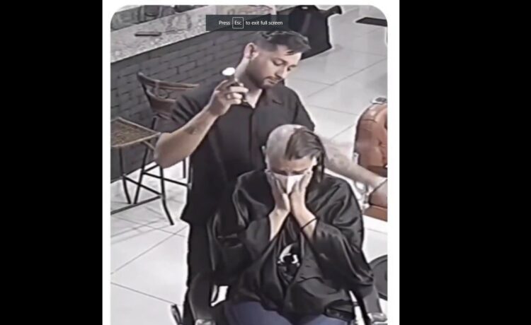 Video koji je rasplakao mnoge: Frizer se ošišao zbog mušterije oboljele od raka