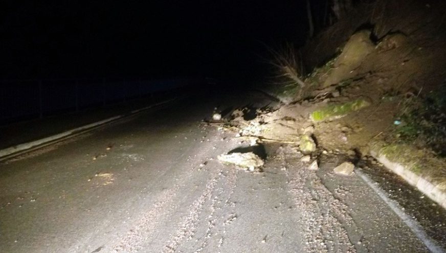 VOZAČI, PAŽNJA! Veći odron u Donjoj Dragotinji, na putu Prijedor - Novi Grad