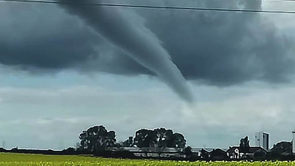 Tornado u Srbiji: Danas snimljen neverovatan vazdušni vrtlog, slike kao iz američkih filmova (VIDEO)