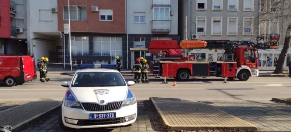 DRAMA NA SVETOG NIKOLU Muškarac se zaključao u stan, prijeti da će da ubije svakog ko mu priđe