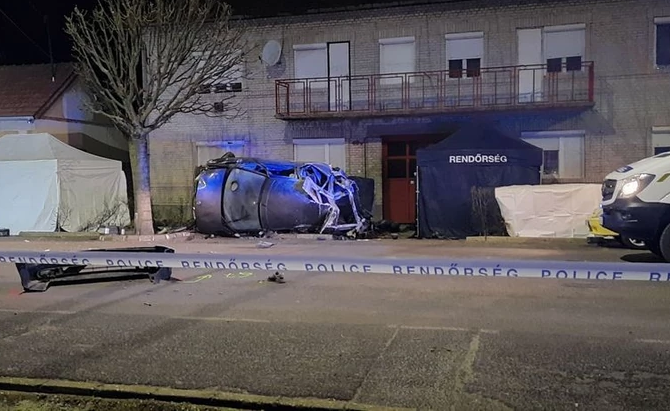 PRVE FOTOGRAFIJE NESREĆE U MAĐARSKOJ (FOTO) Automobil srpskih tablica pokušao da pobjegne od policije pa se zakucao u zid kuće 