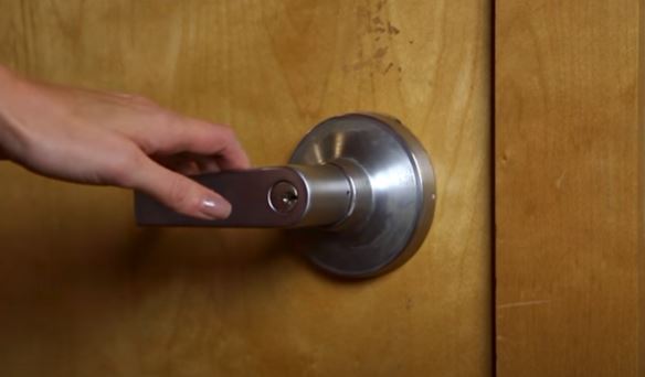 Svaki put vas PECNE STRUJA kad nekog ili nešto dodirnete: Ova neprijatnost ubrzava pojavu umora, a ovako možete da je se riješite