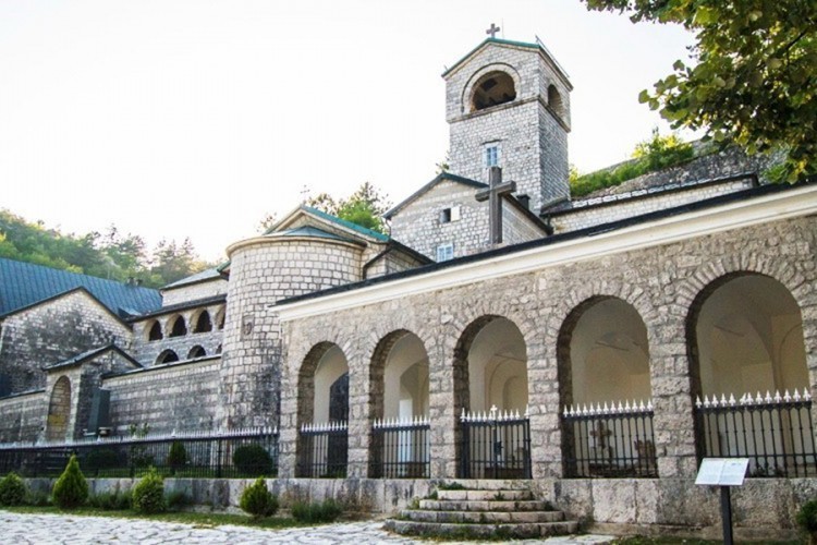 Jake policijske snage oko manastira: Blokirani prilazi zgradi Skupštine Cetinja