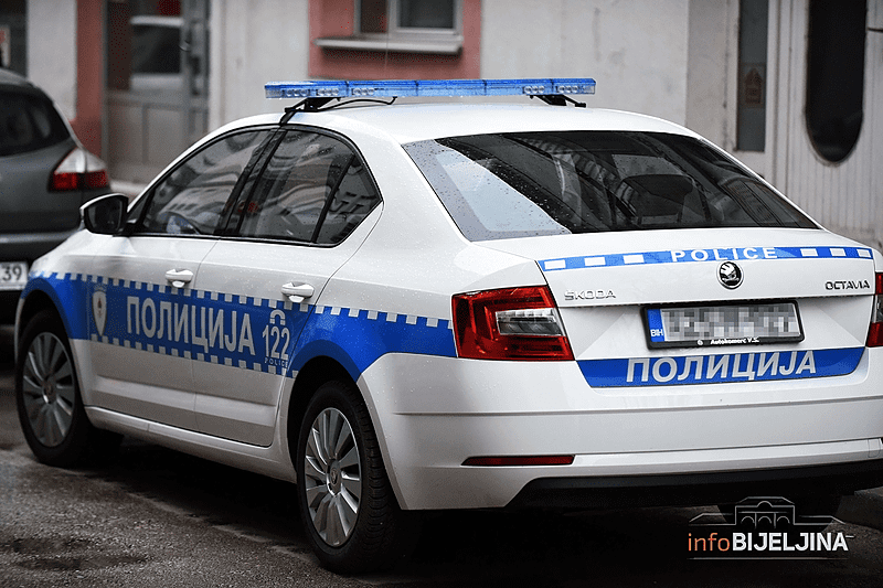 NESVAKIDAŠNJA NESREĆA U BANJALUCI Motorista (24) udario u stablo u dvorištu porodične kuće