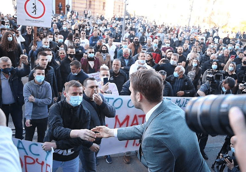 Tačno u pet časova oglasila se pištaljka i centru Banjaluke koja je nagovijestila protest ugostitelja.