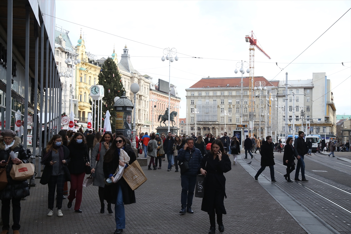 Zagreb: Na Badnjak ulice prepune ljudi (FOTO)