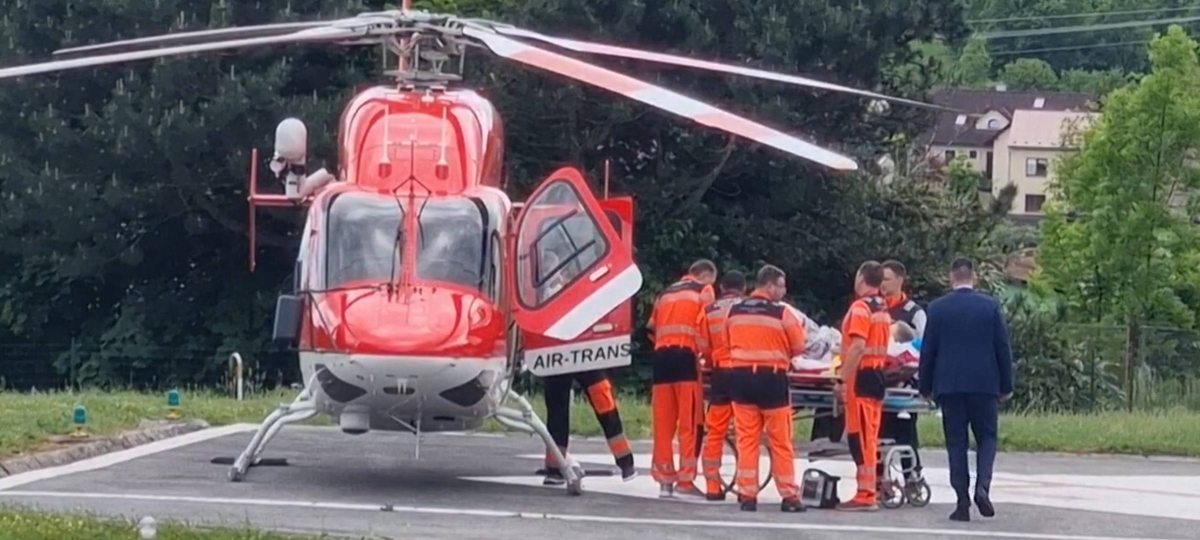 Slovački mediji: Fico je zadobio krvarenje u trbušnoj duplji, tri metka prošla kroz tijelo premijera Slovačke