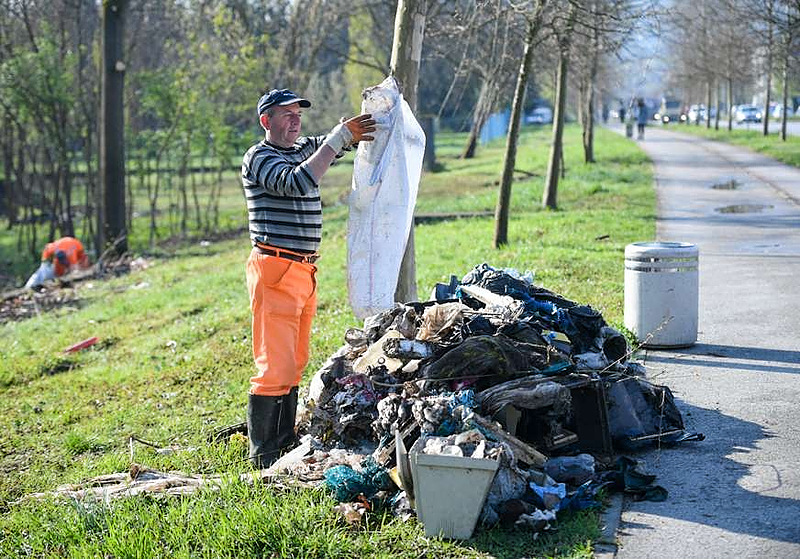 ODVOZE SMEĆE, PERU ULICE Počelo generalno čišćenje grada, Banjaluka više nije u blokadi