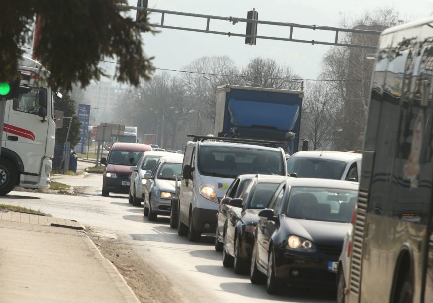 Obratite pažnju: Česta navika koju vozači praktikuju na semaforu štetna je za automobil