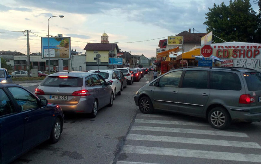 Gužve na graničnim prelazima: Kolone vozila u oba smjera na prelazima Zupci, te Neum jedan i dva
