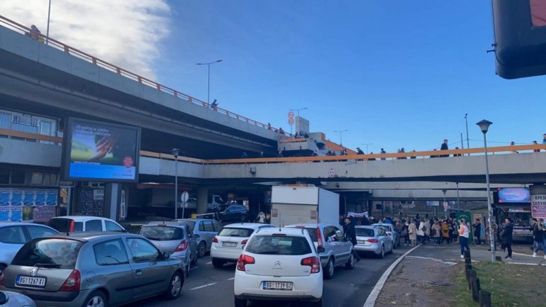 BLOKIRAN AUTO-PUT NA NOVOM BEOGRADU: Aktivisti opozicije prave haos, policija uspostavlja red ( FOTO )