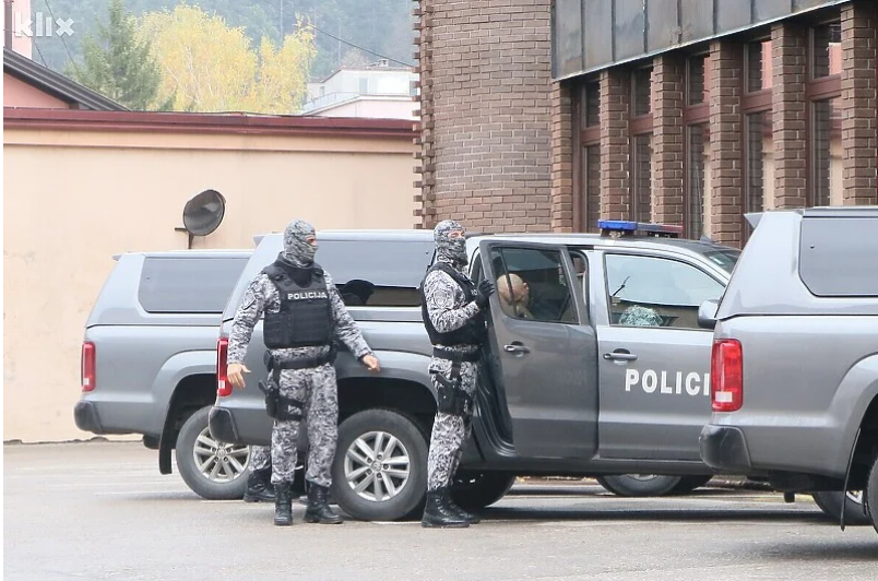 Ponovo o policajacima zaglavljenim u liftu: 